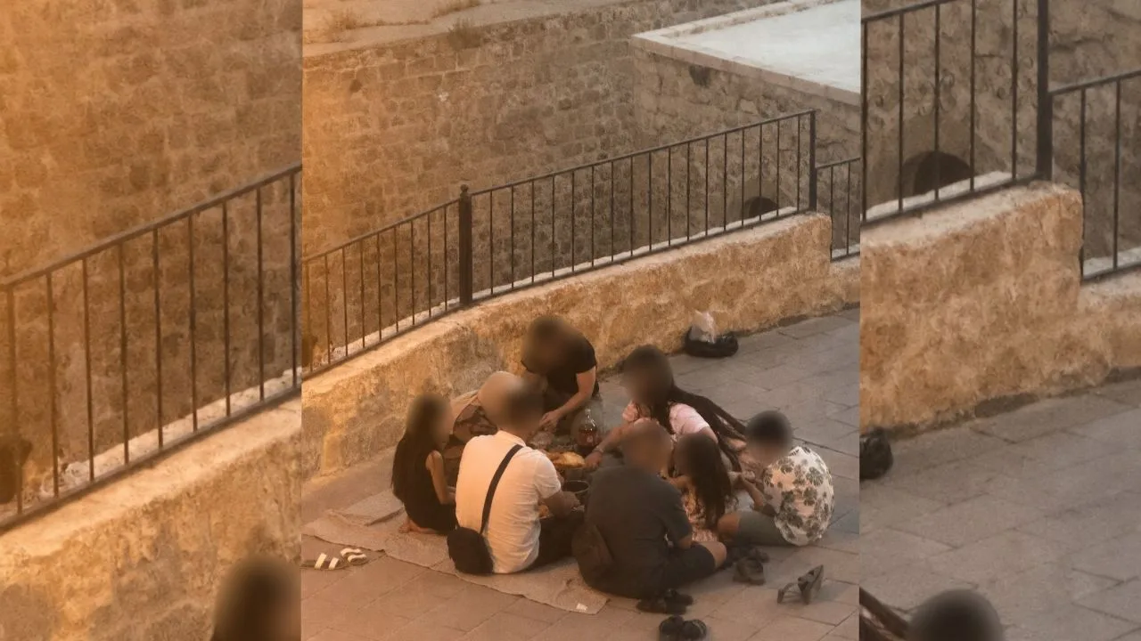 Mardin'de fiyatlar cep yakıyor... Turistler yemeği yanında getirip kaldırımda yediler